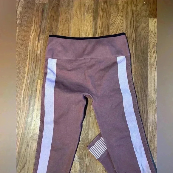 Fabletics Mauve Seamless Leggings, Size M - Picture 2 of 6